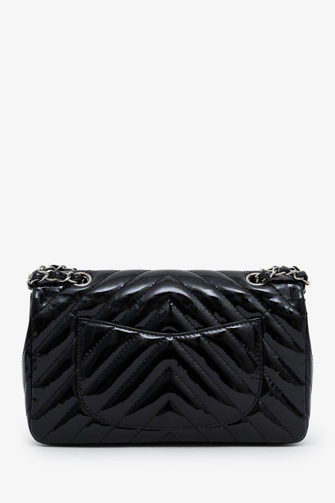 【CHANEL】ハンガー　ブラック Chanel™ 2009-10 Black Patent Chevron Medium Single Flap Bag (Pre